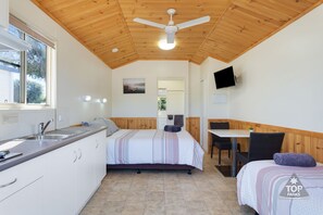 Deluxe suite, 1 slaapkamer, niet-roken, kitchenette (Deluxe HarbourView Villa) | Luxe beddengoed, gratis wifi, beddengoed
