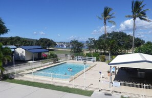 Outdoor pool, sun loungers - Harbour Lights Tourist Park (Bowen)