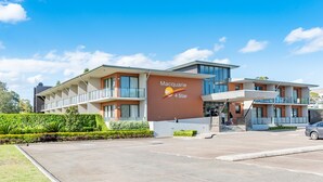 A modern hotel with a prominent sign reading "Macquarie 4 Star." - Macquarie 4 Star (Argenton)