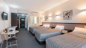 Gold Spa Deluxe Room | Desk, blackout curtains, soundproofing, iron/ironing board