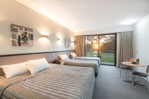 Deluxe kamer, bubbelbad | Een bureau, verduisterende gordijnen, geluiddichte muren