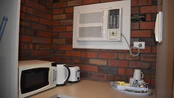 Kylskåp, mikrovågsugn, kaffe- och tebryggare och vattenkokare