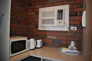 Refrigerador, microondas, cafetera/tetera, tetera/pava eléctrica