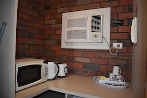 電冰箱、微波爐、咖啡機/沖茶器、電熱水壺