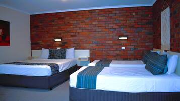 Chambre Familiale, plusieurs lits, non-fumeurs | Couette en duvet d'oie, articles gratuits dans le mini-bar