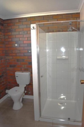 Shower, free toiletries, hair dryer, towels - Coorrabin Motor Inn (Stawell)