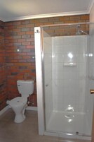 淋浴设施、免费洗浴用品、吹风机、毛巾