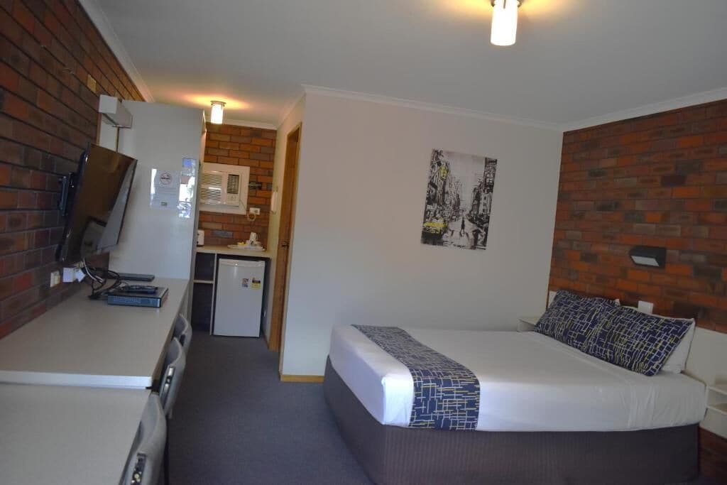 Desk, blackout drapes, iron/ironing board, free WiFi