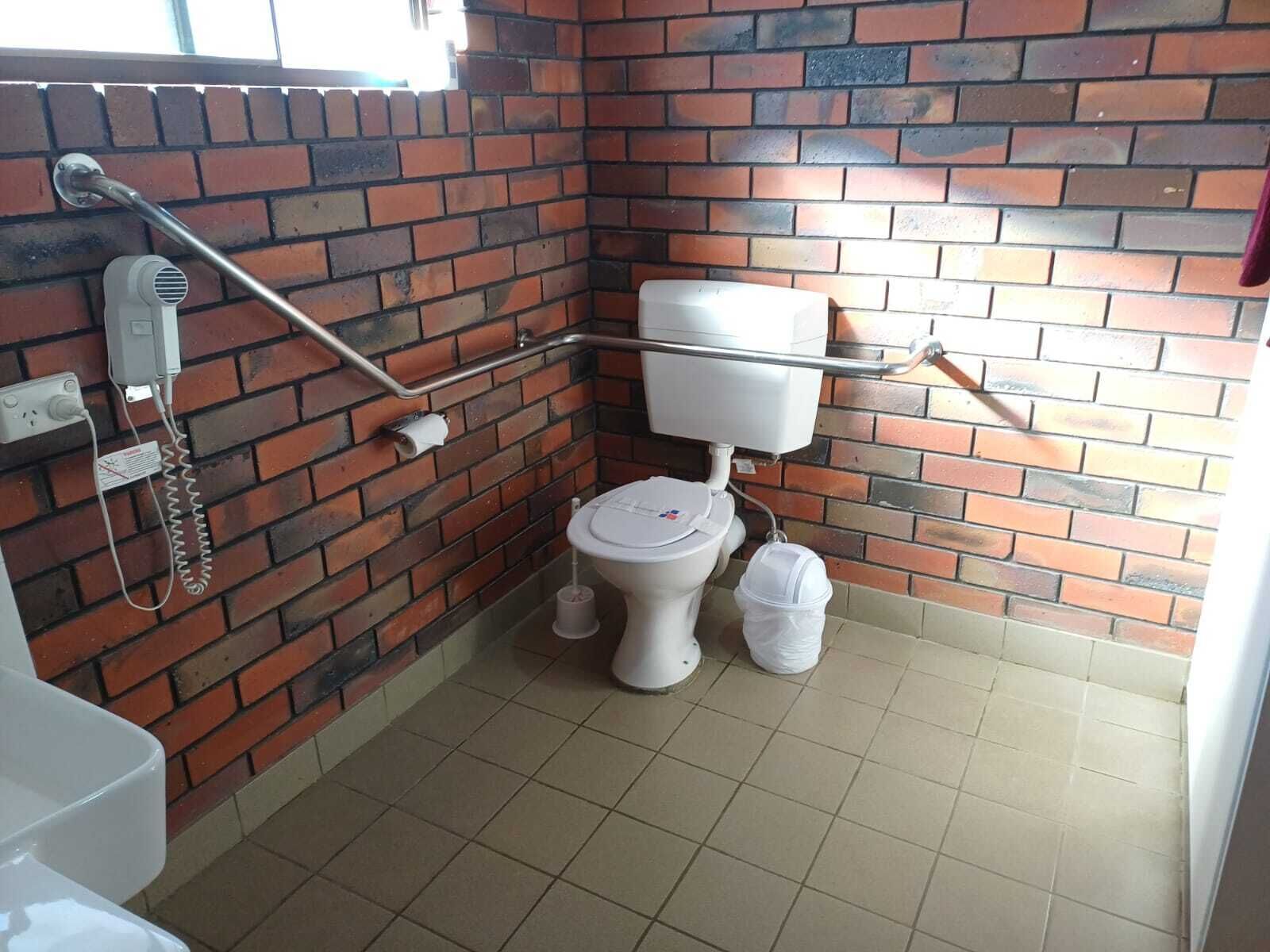 Twin Room - Disability Access | Bathroom | Shower, free toiletries, hair dryer, towels