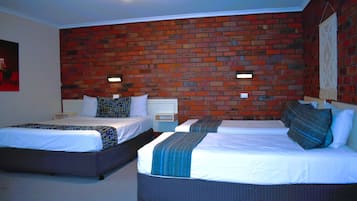 Quarto família, várias camas, para não fumantes | Frigobar (abastecido com itens grátis), individualmente mobiliados