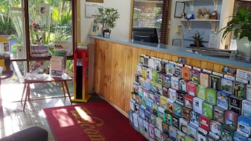 Kios check-in/check-out