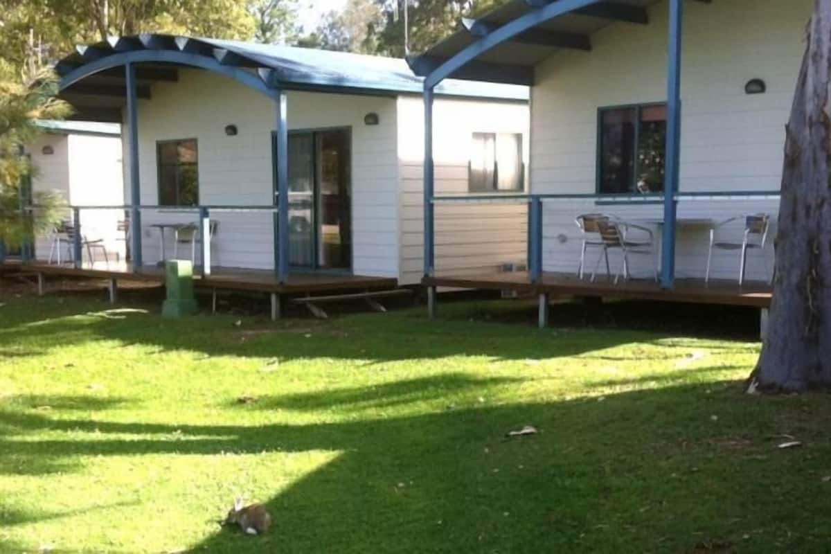 Standaard suite, 2 slaapkamers, keuken (Riverview Cabin) | Babybedden