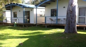 Riverview Cabin | Cribs/infant beds - Edgewater Holiday Park (Port Macquarie)