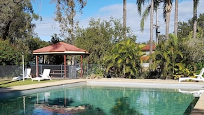 Outdoor pool - Edgewater Holiday Park (Port Macquarie)