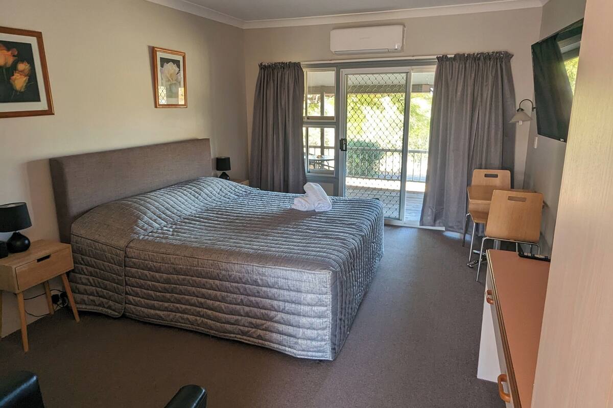 Executive Room | Desk, blackout curtains, iron/ironing board, free WiFi