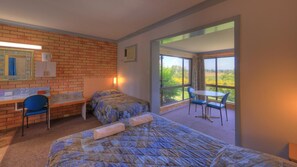 โต๊ะทำงาน, ผ้าม่านกันแสง, เตารีด/โต๊ะรีดผ้า, Wi-Fi ฟรี