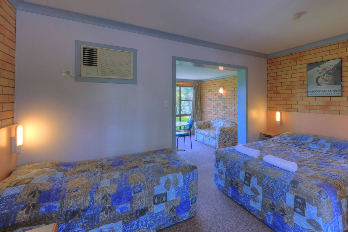 Standard Suite, 1 Bedroom, Non Smoking (Twin Room) | Desk, blackout curtains, iron/ironing board, free WiFi