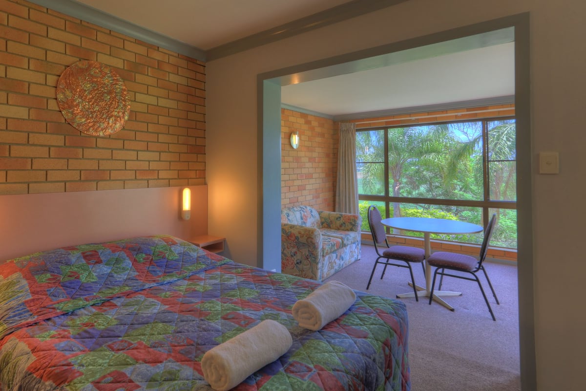 Standard Room, Non Smoking (Queen Room) | Desk, blackout curtains, iron/ironing board, free WiFi