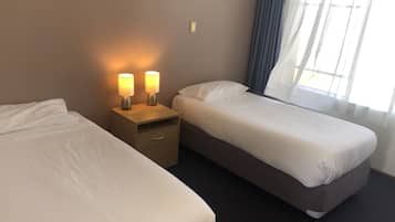 標準客房, 非吸煙房 (twin bedded room standard) | 書桌、熨斗/熨衫板、免費 Wi-Fi、床單