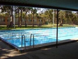 Una piscina al aire libre