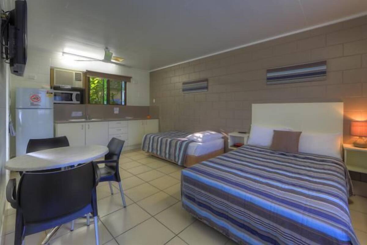 Standard Studio, Non Smoking, Kitchenette (Unit) | Iron/ironing board, WiFi (free), bed sheets