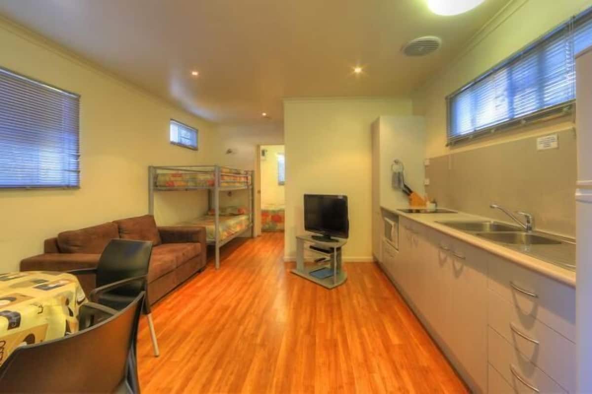Suite ejecutiva, 1 habitación, para no fumadores, cocina (Executive Villa) | Área de sala de estar | Televisión y reproductor de DVD