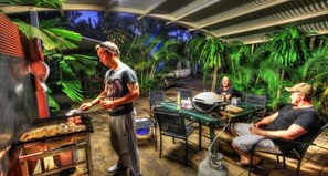 Outdoor dining - Kookaburra Holiday Park Cardwell (Cardwell)
