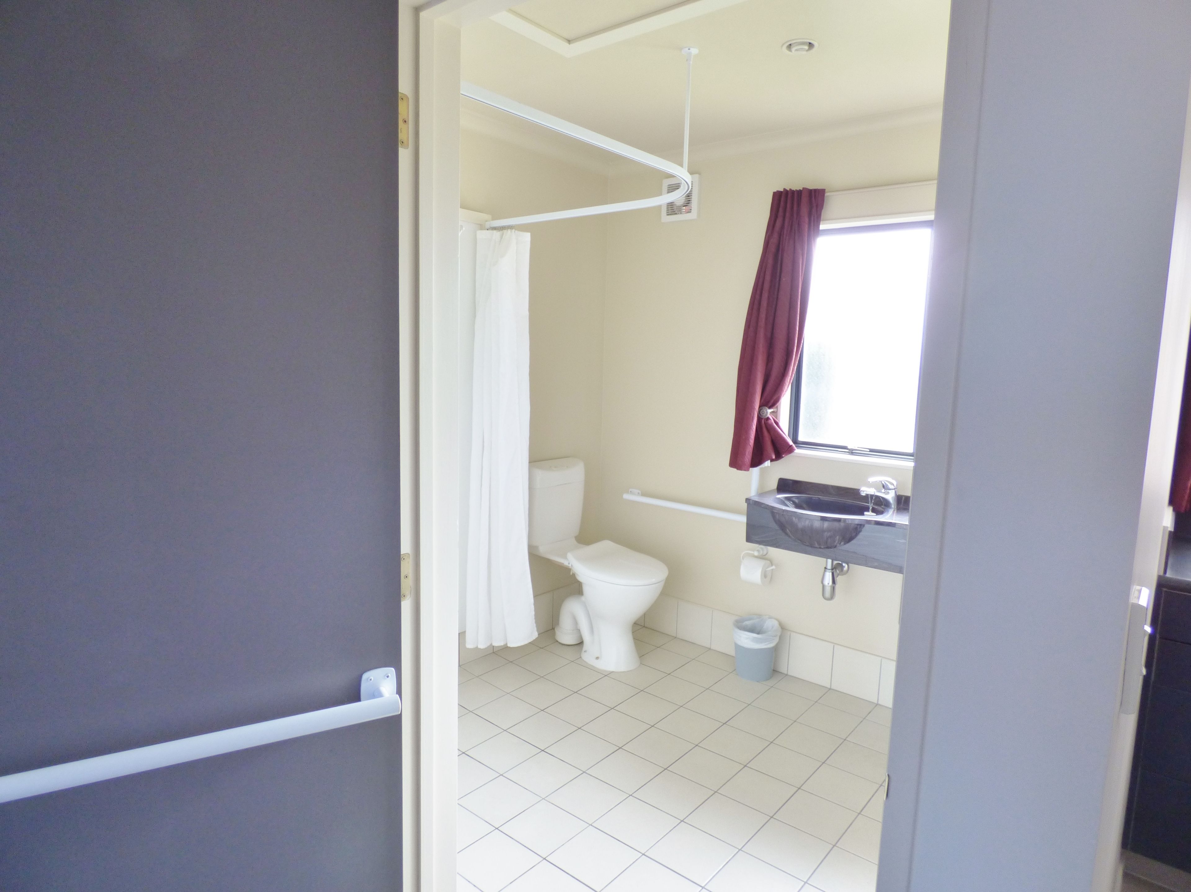 Une salle de bain avec des toilettes, une douche et un lavabo.