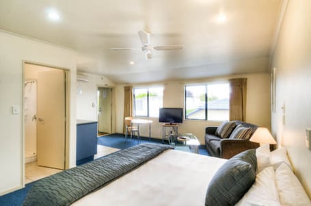 1 habitación, sistema de insonorización y tabla de planchar con plancha