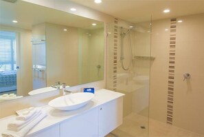 Standard Apartment | Bathroom | Shower, hair dryer, towels - Las Rias (Noosa Heads)