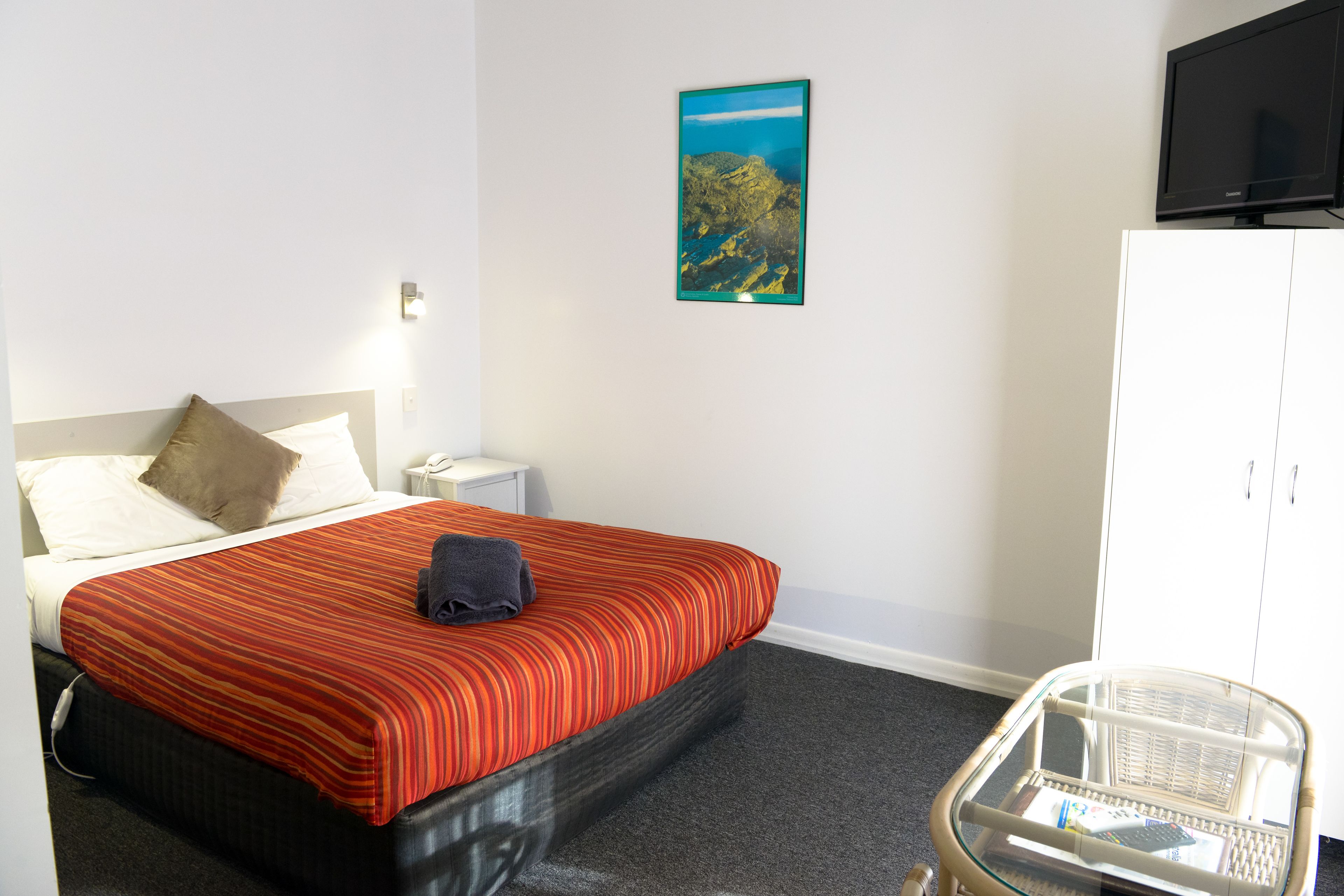 Suite estándar, 1 habitación, no fumadores (Standard Queen Room) | Tabla de planchar con plancha, wifi gratis, ropa de cama