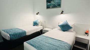 Suite estándar, 1 habitación, para no fumadores (Standard Twin Room) | Tabla de planchar con plancha, wifi gratis y ropa de cama