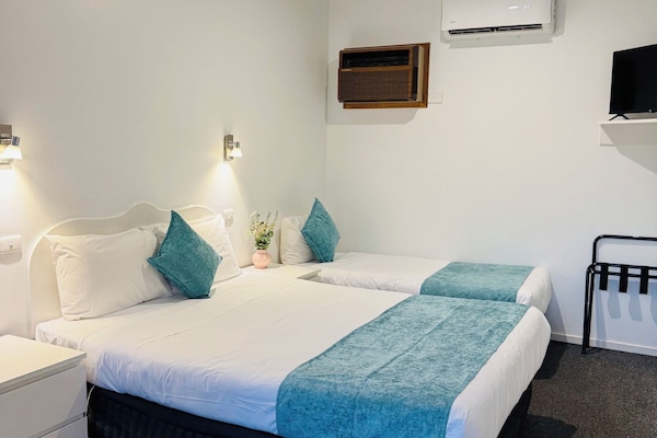 Triple Room | Iron/ironing board, WiFi (free), bed sheets