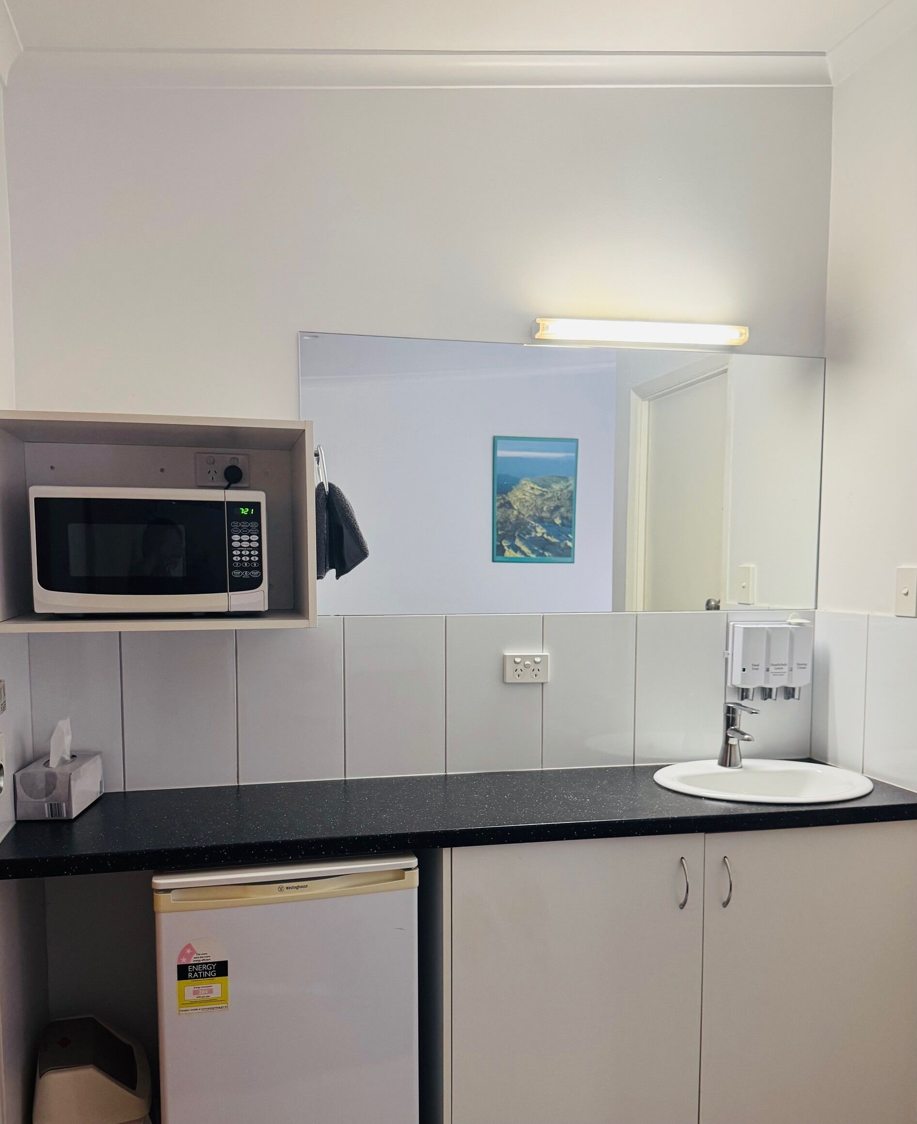 Tabla de planchar con plancha, wifi gratis y ropa de cama 