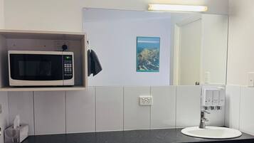 Tabla de planchar con plancha, wifi gratis y ropa de cama