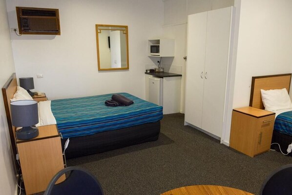 Habitación triple | Tabla de planchar con plancha, wifi gratis y ropa de cama 