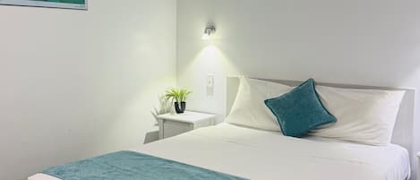 Standard Suite, 1 Bedroom, Non Smoking (Standard Queen Room) | Iron/ironing board, free WiFi, bed sheets