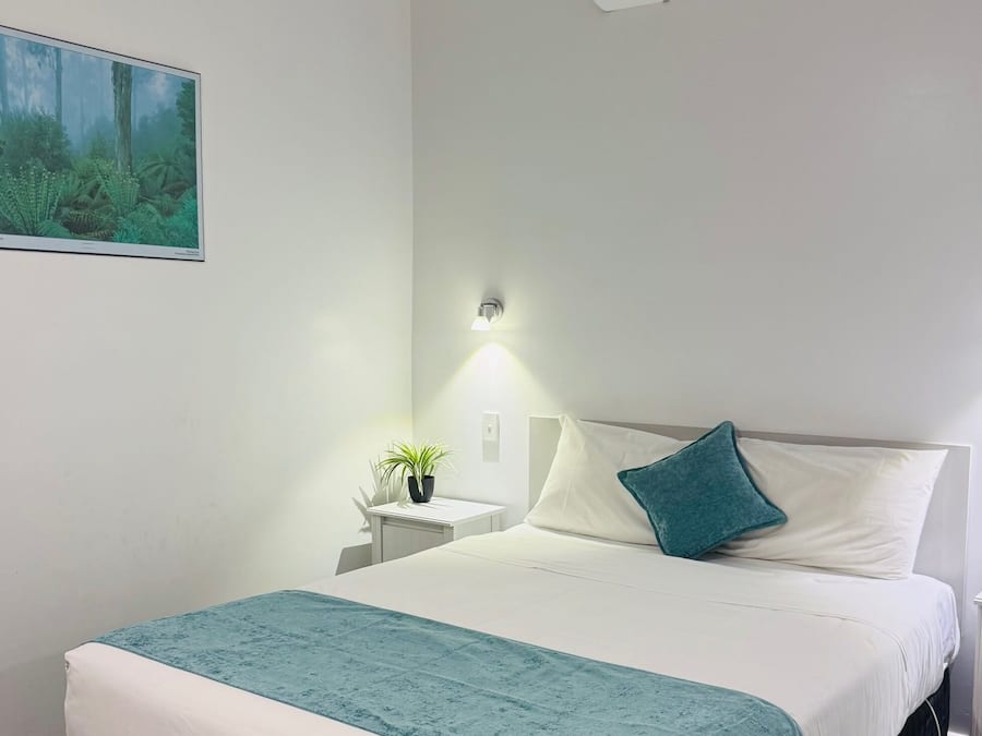 Standard Suite, 1 Bedroom, Non Smoking (Standard Queen Room) | Iron/ironing board, free WiFi, bed sheets