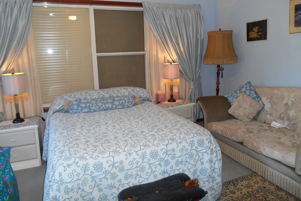 George Suite (Shared Bathroom) | Individually decorated, individually furnished