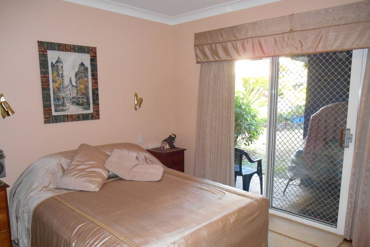 Holmes Suite (Shared Bathroom)