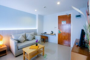 Phòng Superior | Khu phòng khách | TV màn hình phẳng 36-inch có truyền hình vệ tinh, TV 