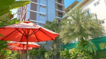 Alberca al aire libre y camastros