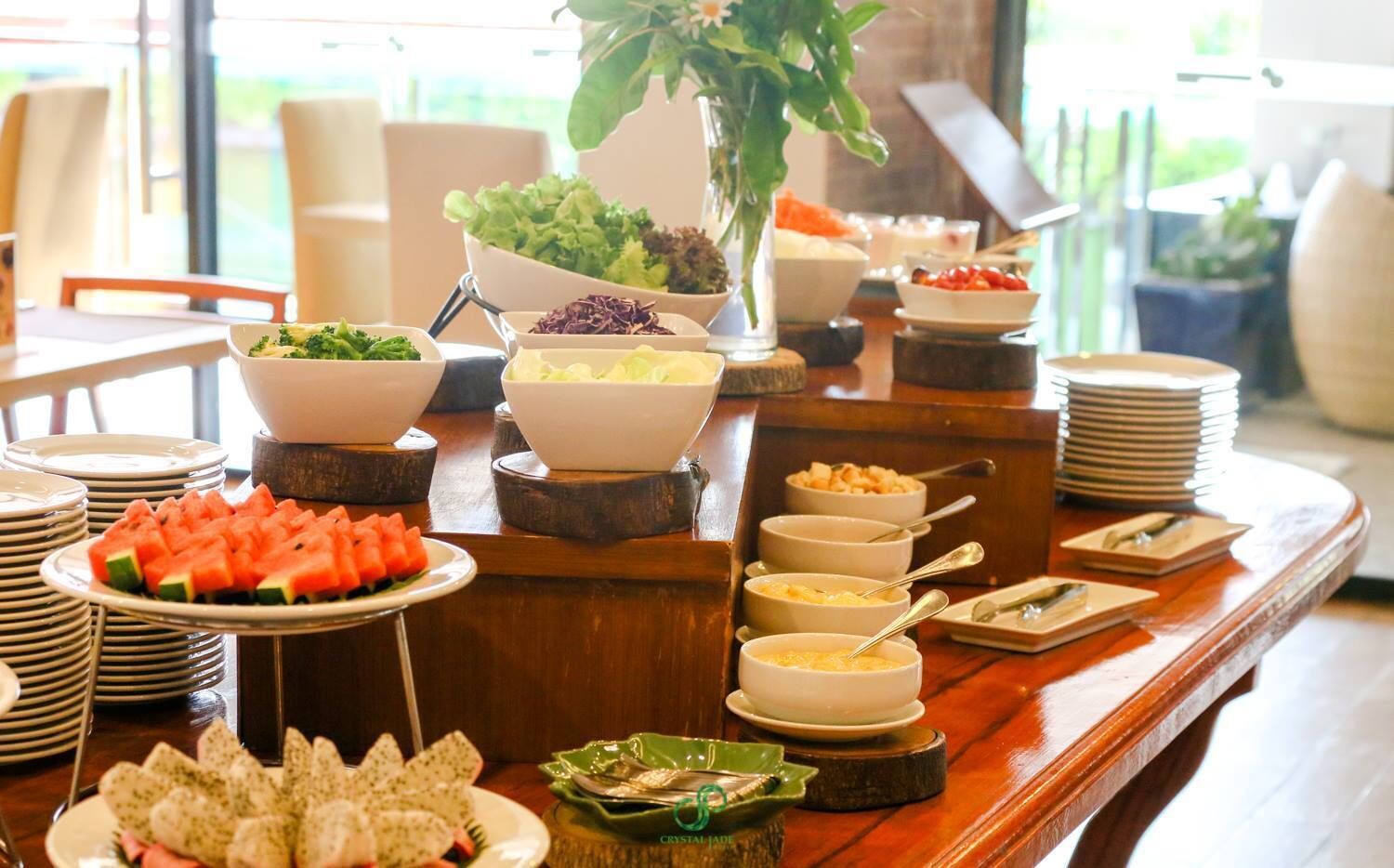 Una mesa de bufé con diversos alimentos y recipientes.