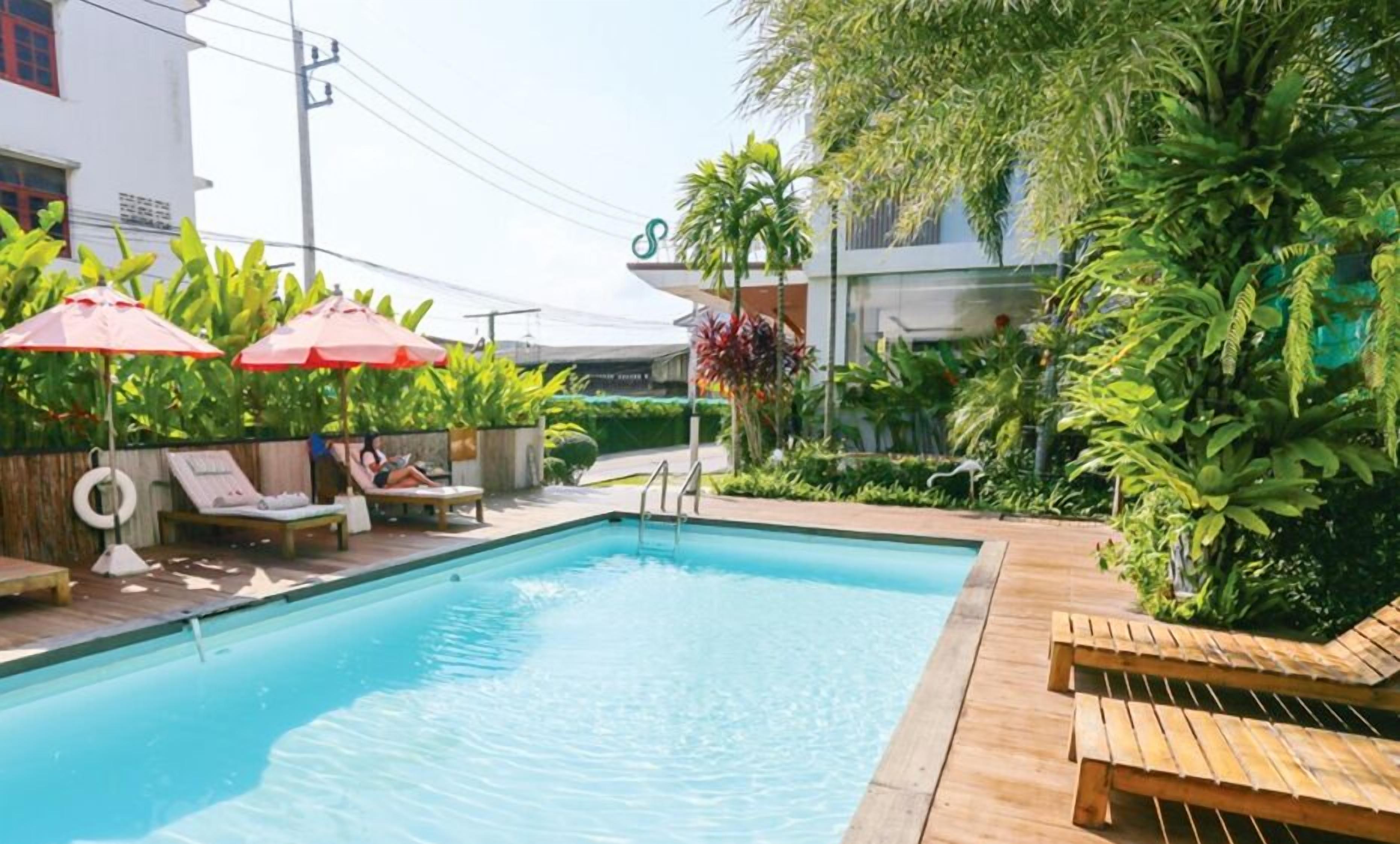 室外游泳池，日光浴躺椅