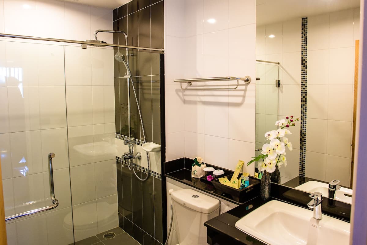 shower, rainfall showerhead, free toiletries, hair dryer