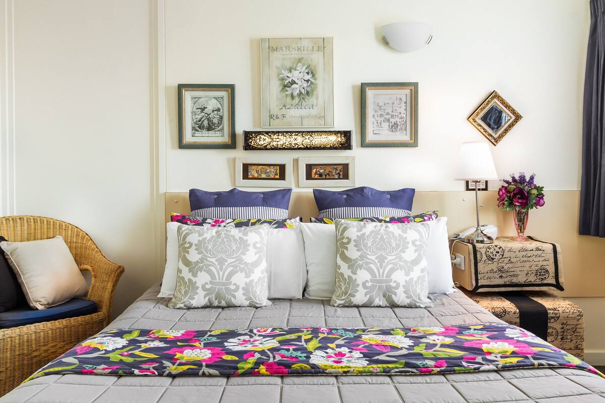 Blackout drapes, cribs (surcharge), WiFi (free), bed sheets