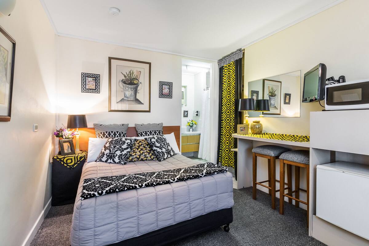 Blackout drapes, cribs (surcharge), WiFi (free), bed sheets
