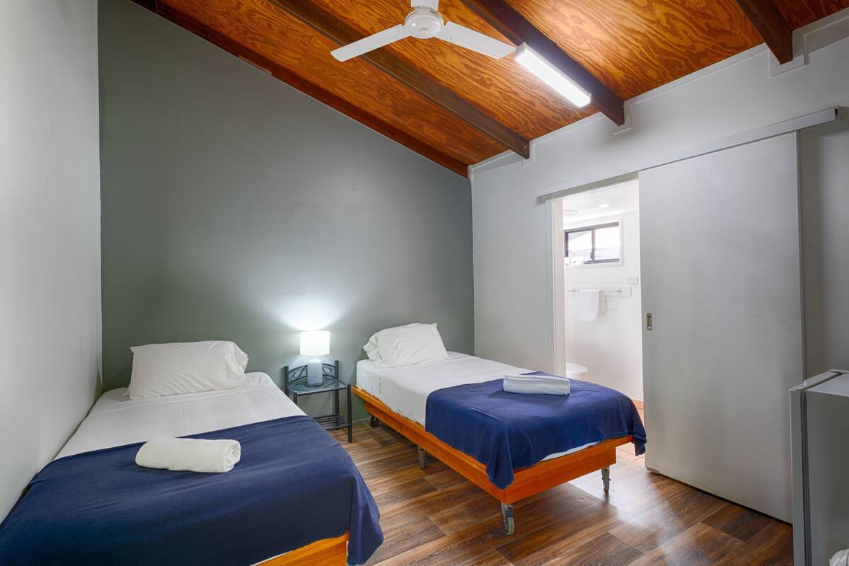 Ensuite Room (2 - Twin) | 1 bedroom, in-room safe, cribs (free), bed sheets