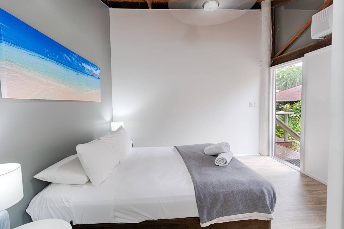 Ensuite Room (2 - King) | 1 bedroom, in-room safe, cribs (free), bed sheets