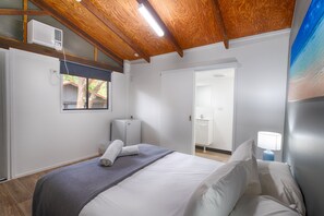 Ensuite Room (2 - King) | 1 bedroom, in-room safe, free cots/infant beds, bed sheets - PKs Jungle Village - Hostel (Cape Tribulation)
